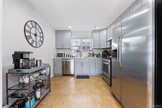 22 Dunwood Rd in Port Washington, NY - Building Photo - Building Photo