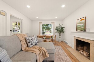 611 E 260th St in Euclid, OH - Building Photo