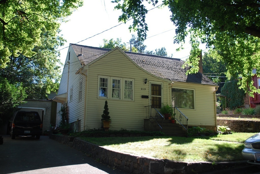 215 SW McKenzie St in Pullman, WA - Building Photo