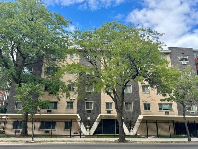 property at 1060 W Hollywood Ave