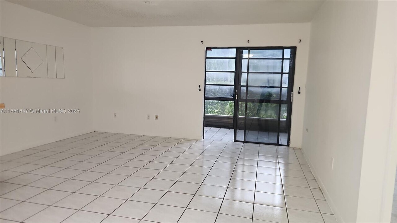 905 NE 199th St-Unit -103 in Miami, FL - Building Photo