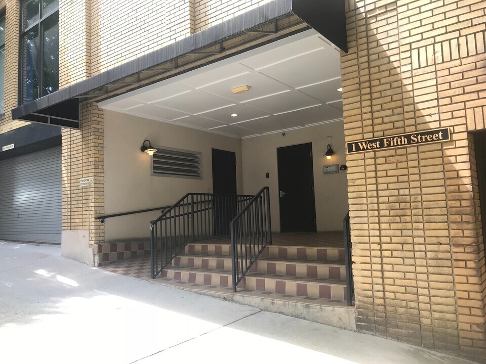 1 W 5th St in Winston-Salem, NC - Building Photo