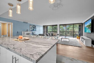 2480 Presidential Way, Unit 303 in West Palm Beach, FL - Building Photo - Building Photo