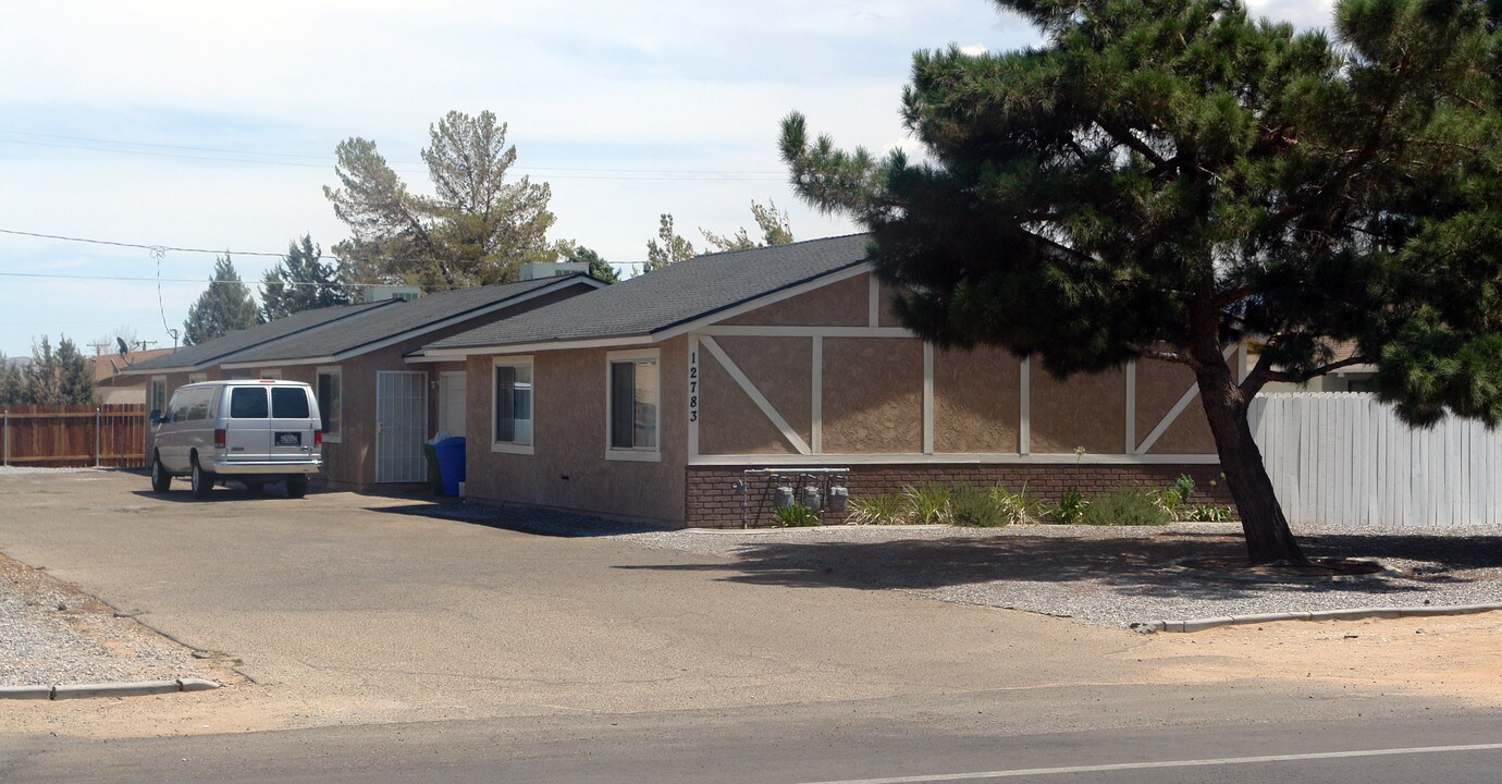 12783 Kiowa Rd in Apple Valley, CA - Foto de edificio
