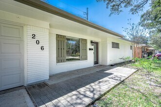 206 Crestview Dr in Hitchcock, TX - Building Photo - Building Photo