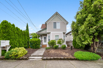 8021 NE Flanders St in Portland, OR - Building Photo - Building Photo