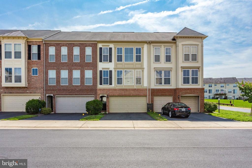 9137 Ribbon Falls Loop in Bristow, VA - Foto de edificio
