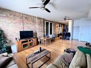 2129 N Southport Ave, Unit 2 in Chicago, IL - Building Photo - Building Photo