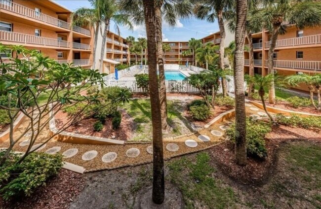 12760 Indian Rocks Rd, Unit 506 in Largo, FL - Foto de edificio - Building Photo