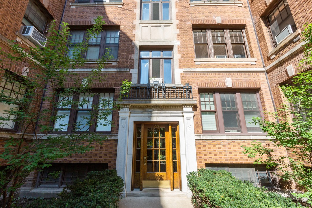 2326 N Lincoln Park W in Chicago, IL - Building Photo