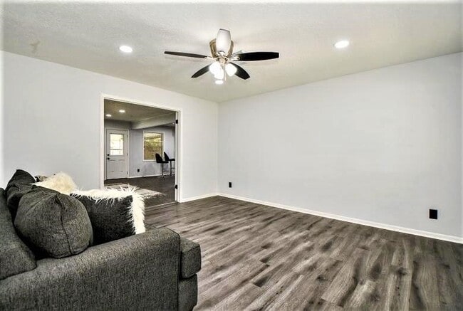 2404 Oaks Dr in Pasadena, TX - Building Photo - Building Photo