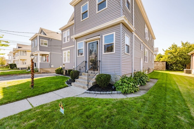 13 Woodrow Ave, Unit 1 in Newton, MA - Foto de edificio - Building Photo