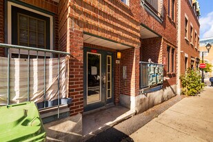 467 Saint-Louis Rue in Montréal, QC - Building Photo