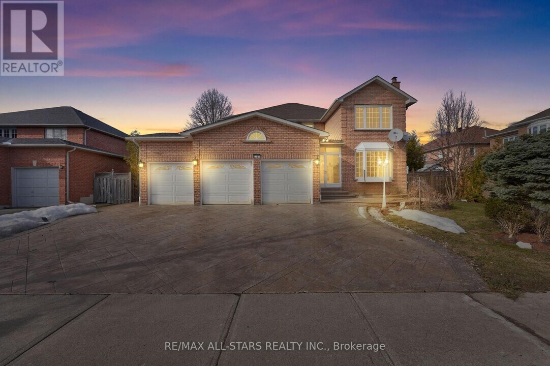 2227 Rodick Rd in Markham, ON - Building Photo