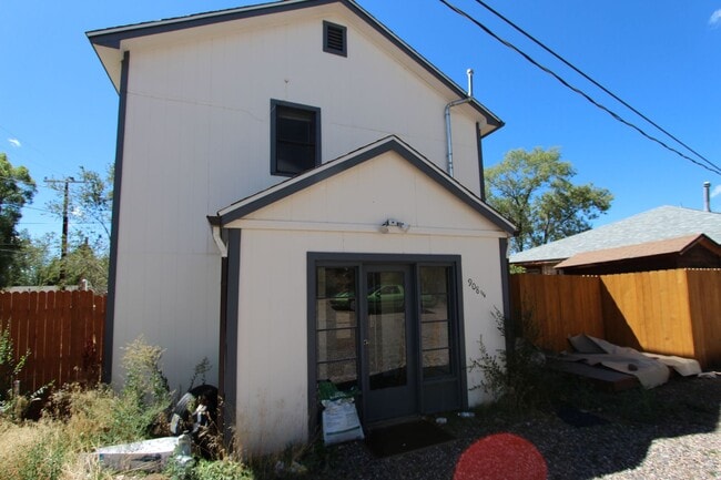 property at 908 1/2 N Humphreys St