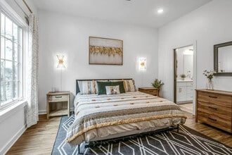 738 Douglas Ave in Nashville, TN - Foto de edificio - Building Photo