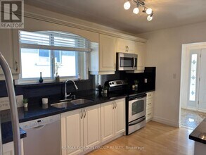 111 Bayview Pkwy in Newmarket, ON - Building Photo - Building Photo