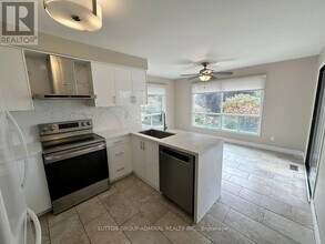 102 Hazelwood Dr in Newmarket, ON - Building Photo - Building Photo