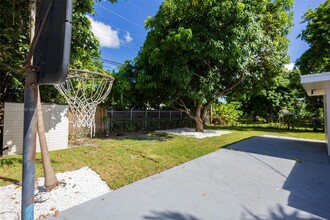 1931 Bahama Dr in Miramar, FL - Foto de edificio - Building Photo