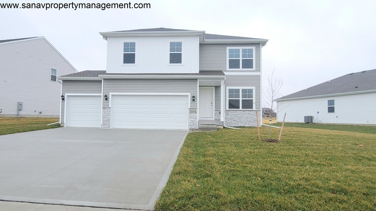 1104 Cove St SE in Bondurant, IA - Building Photo