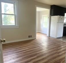 251 Maple Ave, Unit Apt D in South Bound Brook, NJ - Foto de edificio - Building Photo