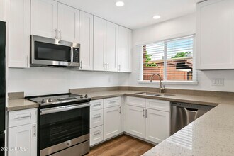 2954 E Clarendon Ave in Phoenix, AZ - Building Photo - Building Photo