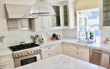 807 N Doheny Dr in Beverly Hills, CA - Building Photo - Building Photo