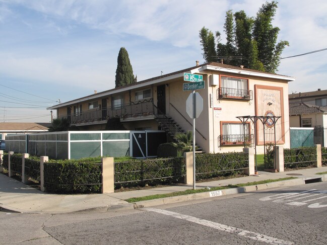 lorraina courtyard in Gardena, CA - Foto de edificio - Building Photo