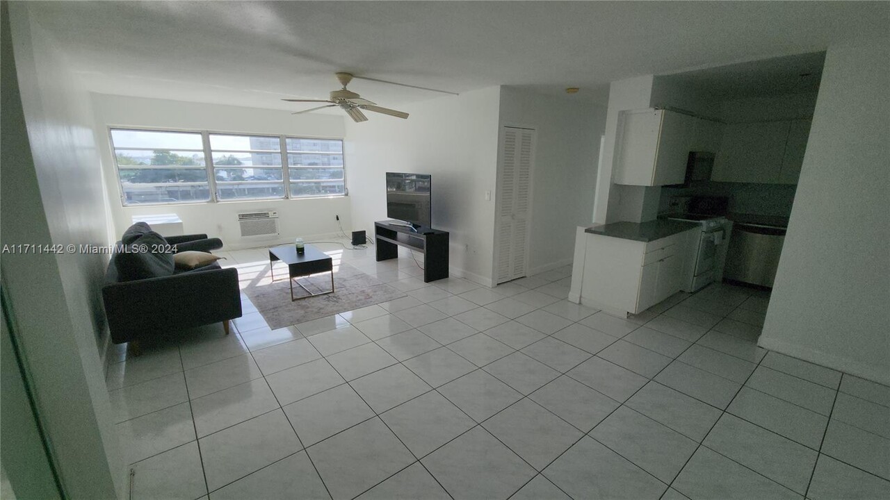 220 Kings Point Dr in Sunny Isles Beach, FL - Building Photo