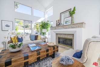 24517 Vía Esquina in Calabasas, CA - Building Photo - Building Photo