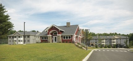 Village at Autumn Pond in Essex Junction, VT - Foto de edificio - Building Photo