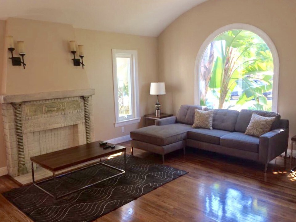 1350 Curson S Ave, Unit 302 in Los Angeles, CA - Building Photo