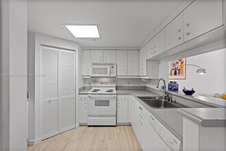 701 Brickell Key Blvd, Unit 1408 in Miami, FL - Building Photo - Building Photo