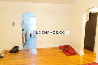 349 Pleasant St in Malden, MA - Foto de edificio - Building Photo