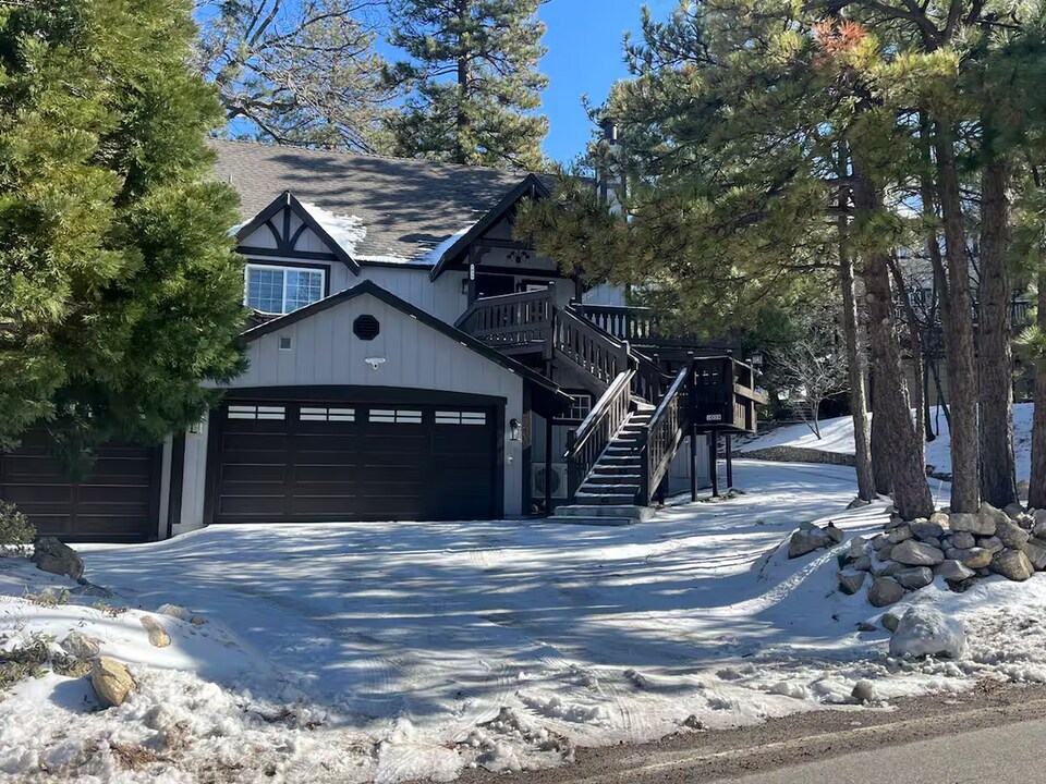 1039 N Grass Valley Rd in Lake Arrowhead, CA - Building Photo