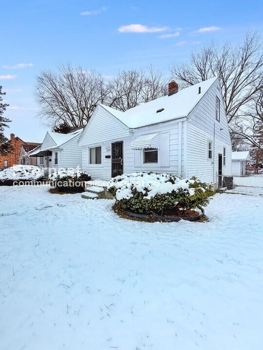 19449 W Chicago in Detroit, MI - Building Photo