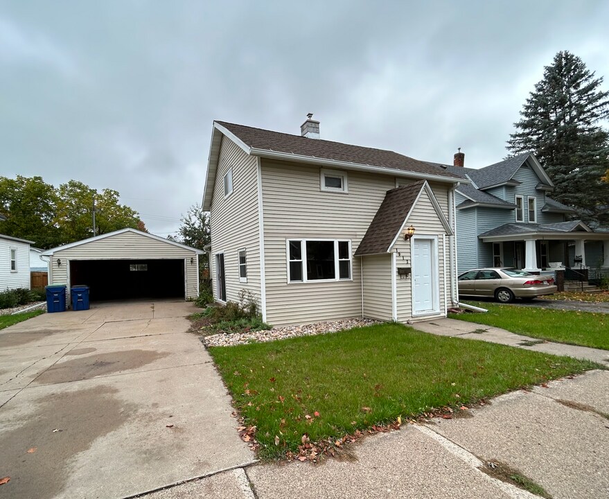 1012 S 4th Ave in Wausau, WI - Foto de edificio