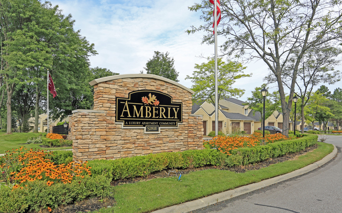 Amberly Apartments in West Bloomfield, MI - Building Photo