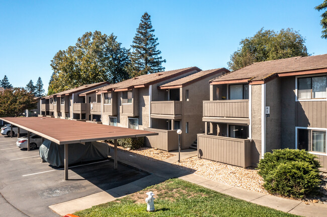 Sunflorin Village in Sacramento, CA - Foto de edificio - Building Photo