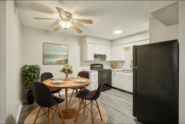 Flats at Wildwood in Raytown, MO - Foto de edificio - Building Photo