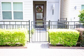 2779 Clinton Dr in Houston, TX - Building Photo - Building Photo