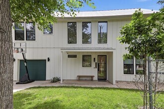 201 Kahana Ln in Bastrop, TX - Foto de edificio - Building Photo