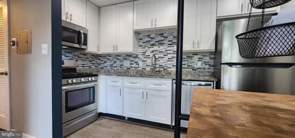 12705 Dara Dr in Woodbridge, VA - Building Photo - Building Photo