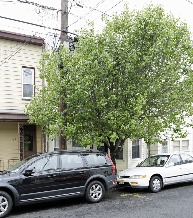 127 69th St in Guttenberg, NJ - Foto de edificio - Building Photo