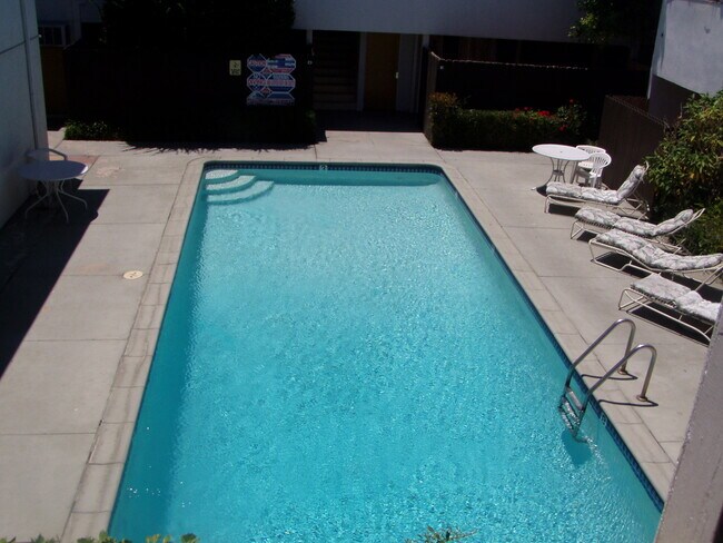 18300 Napa St in Northridge, CA - Foto de edificio - Building Photo