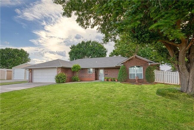 319 Sondra Dr in Elk City, OK - Building Photo - Building Photo