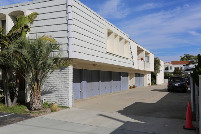 Village Point Apartments in Carlsbad, CA - Foto de edificio - Building Photo