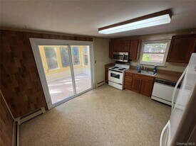 192 Woodland Dr in East Islip, NY - Building Photo