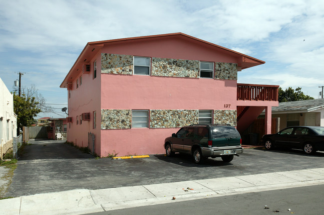 137 W 6th St in Hialeah, FL - Foto de edificio - Building Photo