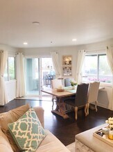 400 Lake St, Unit 105 in Huntington Beach, CA - Building Photo - Building Photo